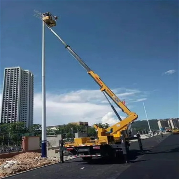 若尔盖维修路灯的曲臂升降车出租